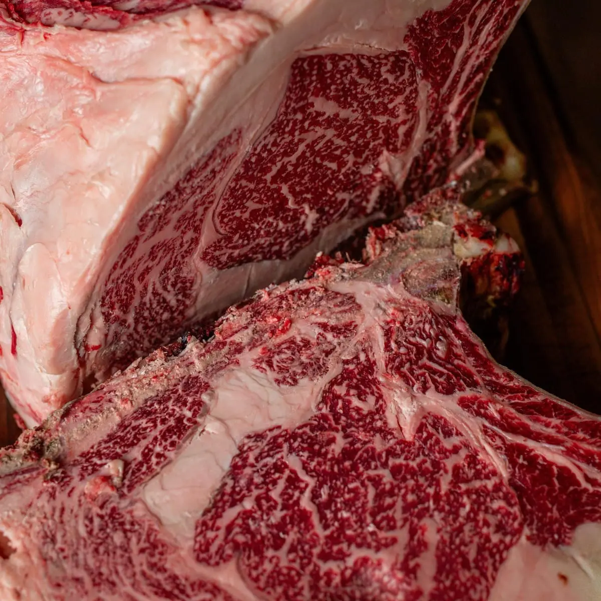 Chuletón em maturação sob luz dourada