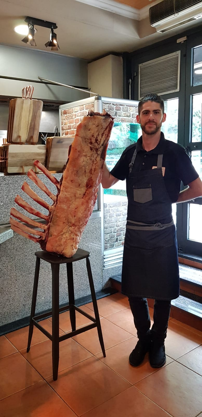 Chef Matura com peça de costela premium